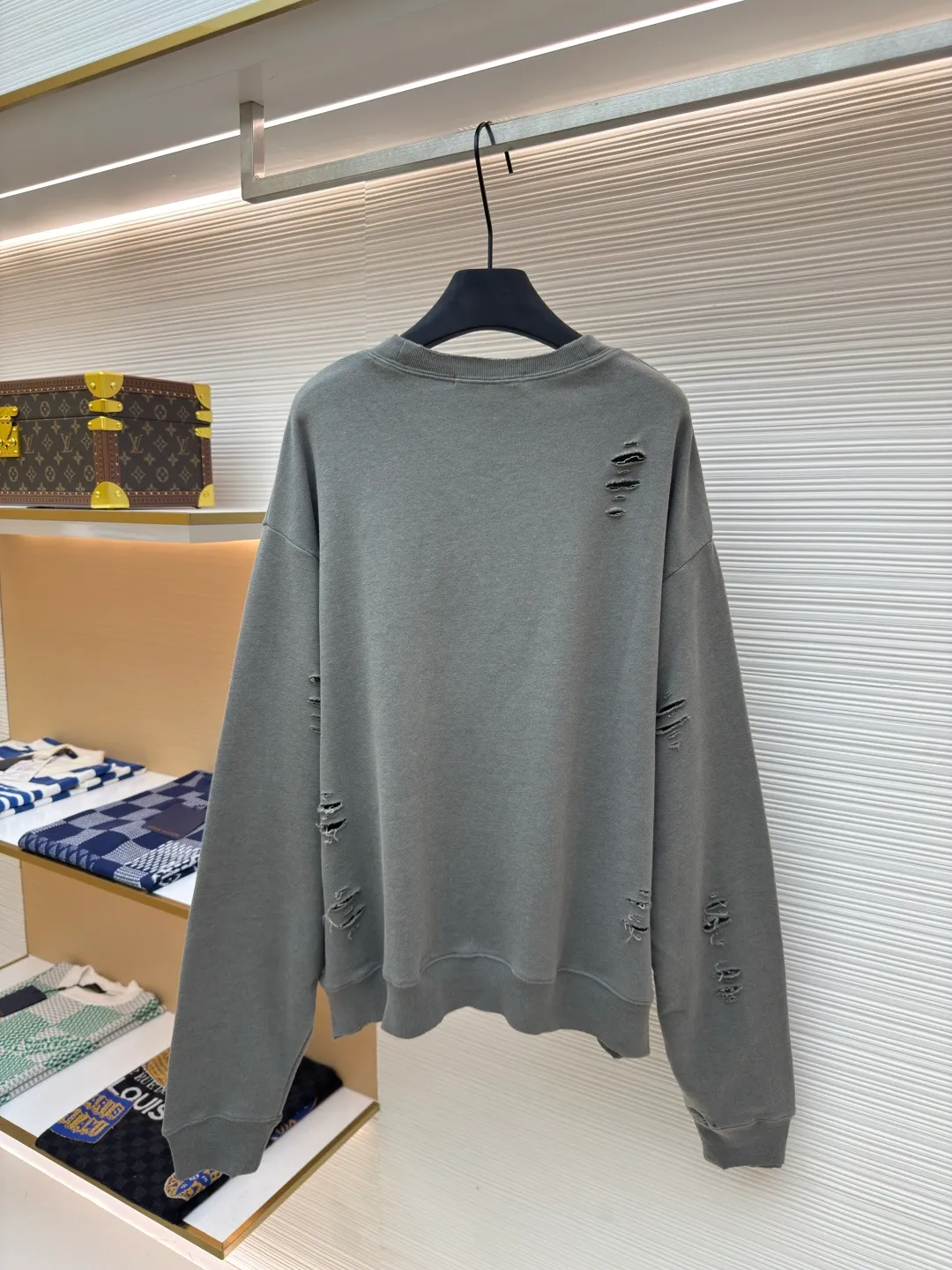 Acne Studios ripped distressed logo sweatshirt ●Authentic product: Purchased and developed in 1904 ●Item number: 1680378-A75 ●Fabric: Double-ply cotton plain fabric ●Technology: Distressed printing ●Version: Loose fit ●Weight: about 550 grams ●Size: S-M-L-XL ●Description: Customized dream-painted double-ply cotton plain fabric, excellent texture, comfortable and skin-friendly, with deep black as the main color Like the mottled rust on ancient copperware, the unruly soul of AcneStudios is engraved on the chest. The ingenious integration of hole elements and wanton swaying on the black canvas is a deliberate rebellion, a break away from the shackles of tradition, and unique in the wave of trends. Glue printing is used. The chest printing is modified three times with the film screen. The glue liquid paint is used to print the pattern on the fabric. The fabric is baked to fix the printed pattern. Many parts of the body of the garment are worn and worn by pure artificial regularity, and hand brush marks are added to the surface of the garment to add texture and depth to imitate the texture of natural wear and tear. The fabrics have been washed to give them a better feel and texture. They are not easy to deform, shrink or fade, and maintain their long-lasting beauty. The overall color is consistent with no color difference. It can be matched with the same style to create a fashionable look, and can be used in various occasions. Customized accessories, complete with three standards, the same style for men and women!